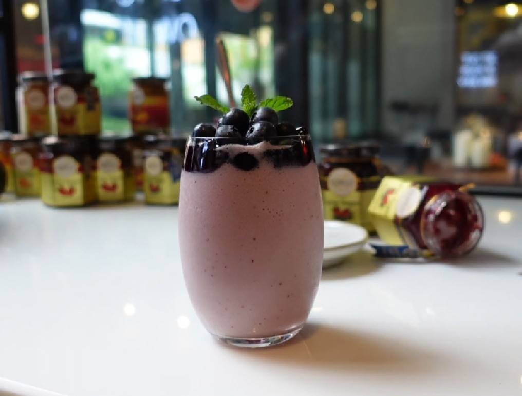 เมนู Almond Milk Strawberry & Blueberry Smoothie by Chef Boom